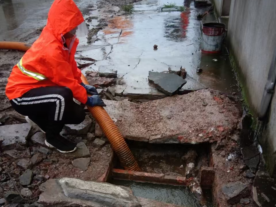 大兴安岭专业清理污水池 炜誉市政以规范流程守护城市 “肠道”