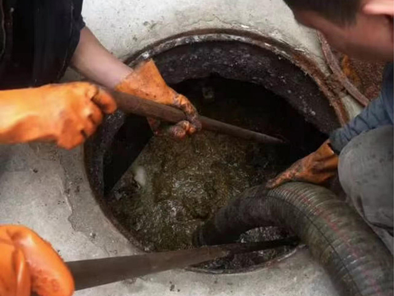 大兴安岭清理化粪池时如何避免沼气的危害?